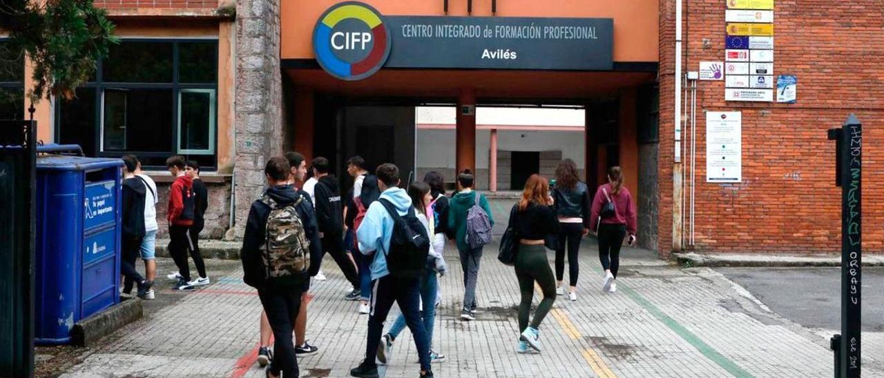 Un grupo de alumnos, a la entrada del CIFP, durante la primera jornada de clases del nuevo curso.