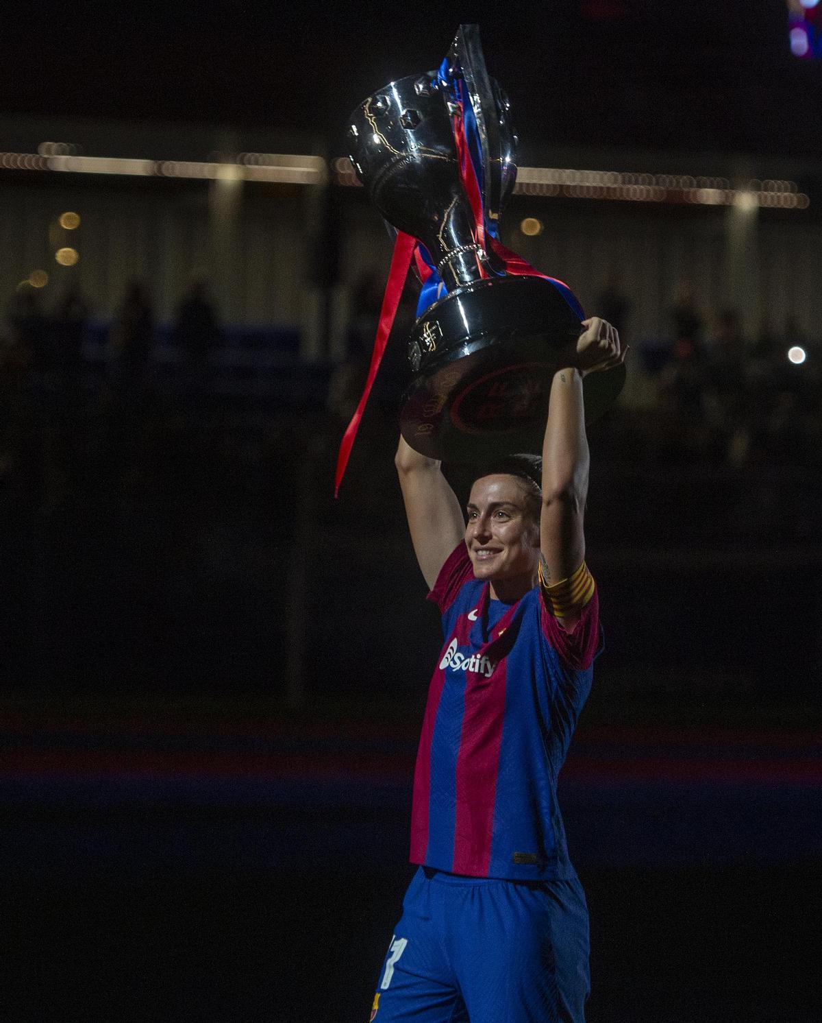 Alexia levanta el trofeo de la liga F en el estadio Johan Cruyff