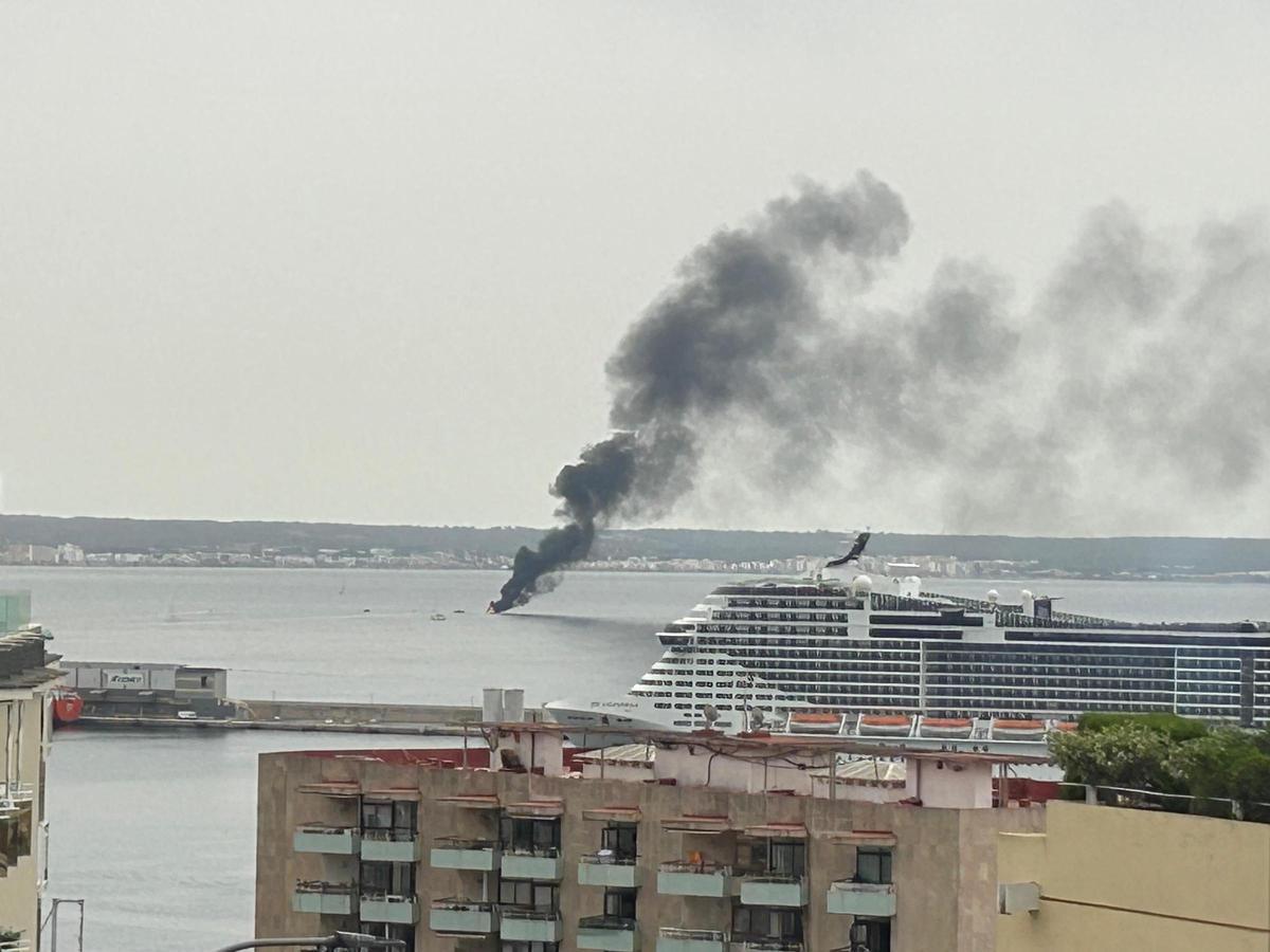 Barco incendiado frente al Portitxol.