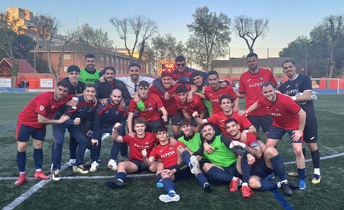 Los jugadores de la UE Tavernes celebran sobre el césped su histórico éxito