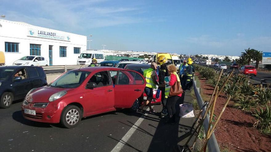 Los bomberos del Consorcio, junto a dos coches implicados en un choque.