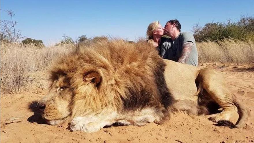 La polémica foto de un matrimonio tras cazar a un león