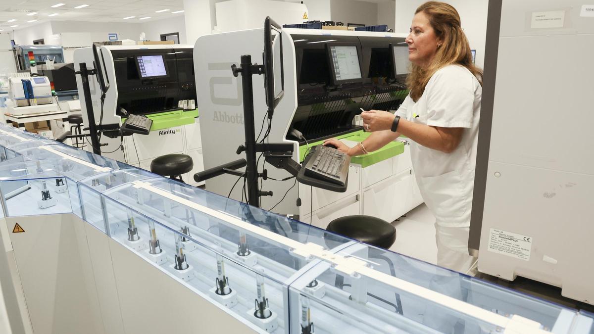 Análisis de muestras en el laboratorio de Análisis Clínicos del Hospital de Sant Joan