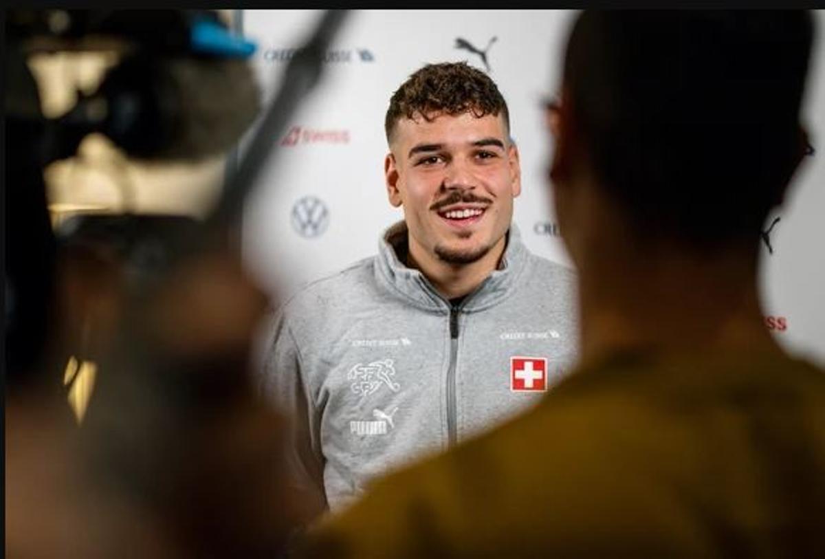 Filip Ugrinic, con la selección suiza en una entrevista con los medios.