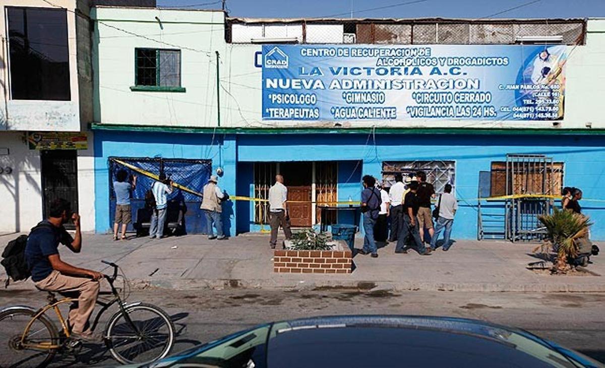 Diversos periodistes es concentren aquest dimecres a la població mexicana de Torreón davant d’un centre de rehabilitació per a drogodependents. Dimarts, un grup d’homes armats va entrar a la instal·lació i va matar 13 persones.