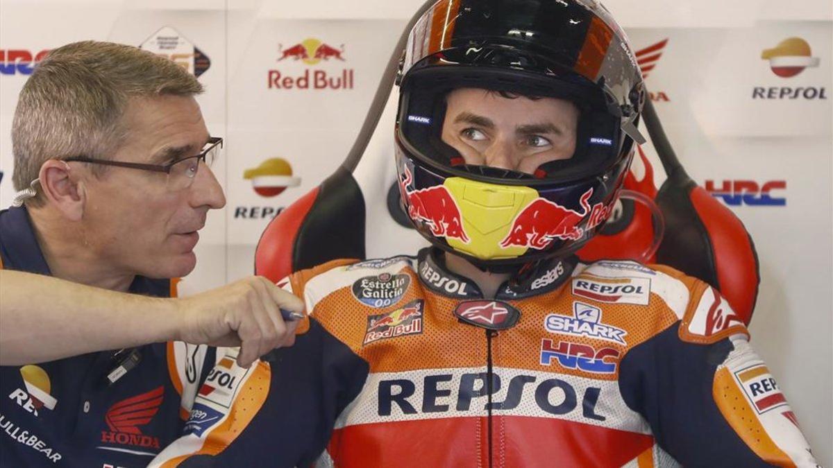 Lorenzo, pensativo en el box de Repsol Honda