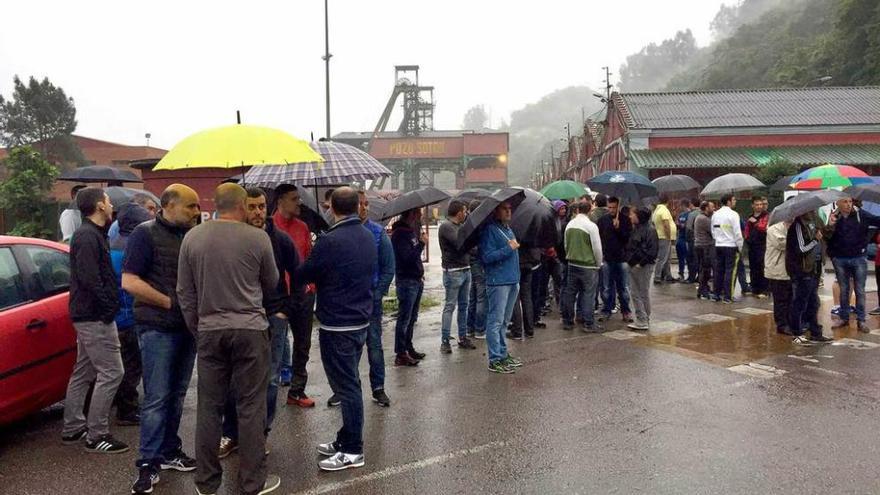 El piquete sindical, el sábado, a la entrada del pozo Sotón, en San Martín del Rey Aurelio.