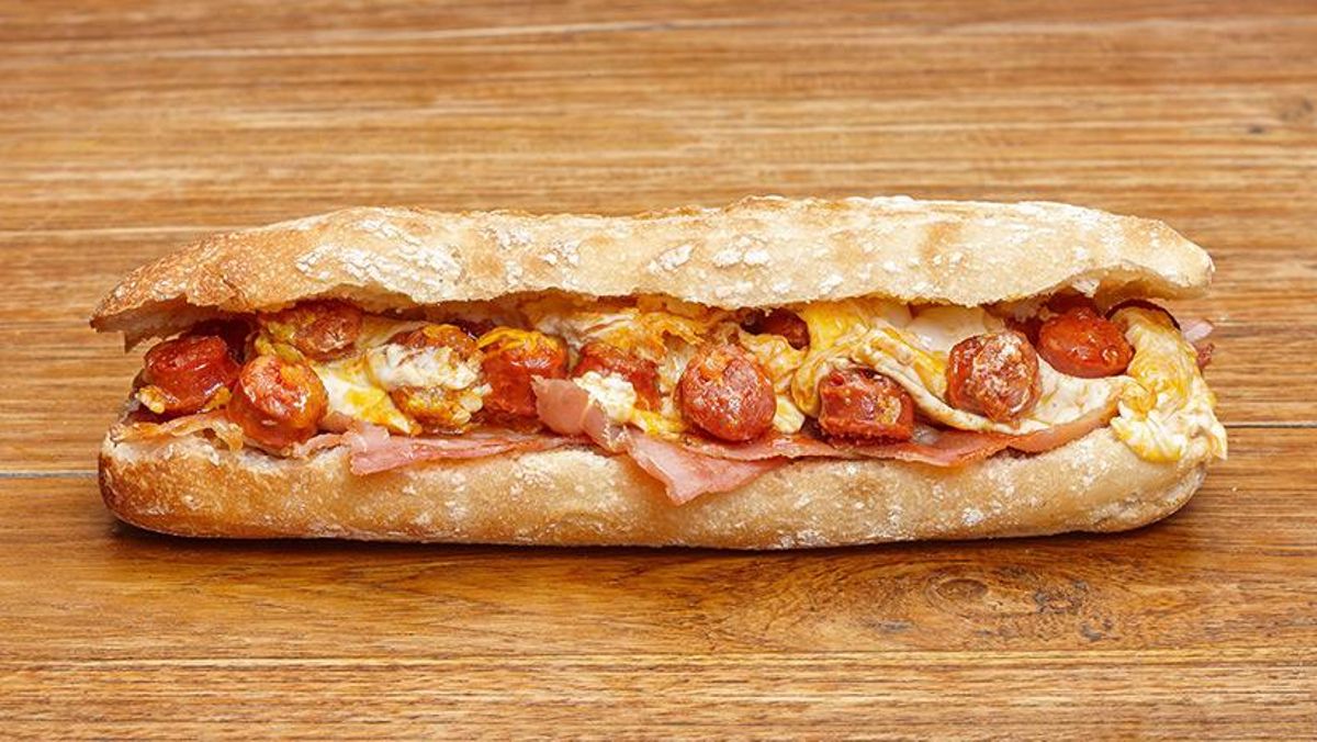 Bocadillo de huevos rotos y chistorra del Laurel Espiritual