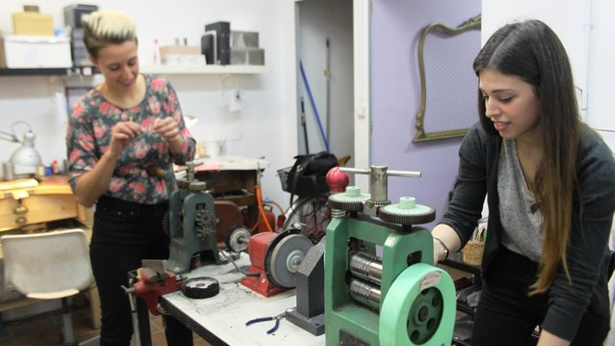 Anna Vila y Laura Sabaters trabajando en su taller del barrio de Gràcia en Barcelona.