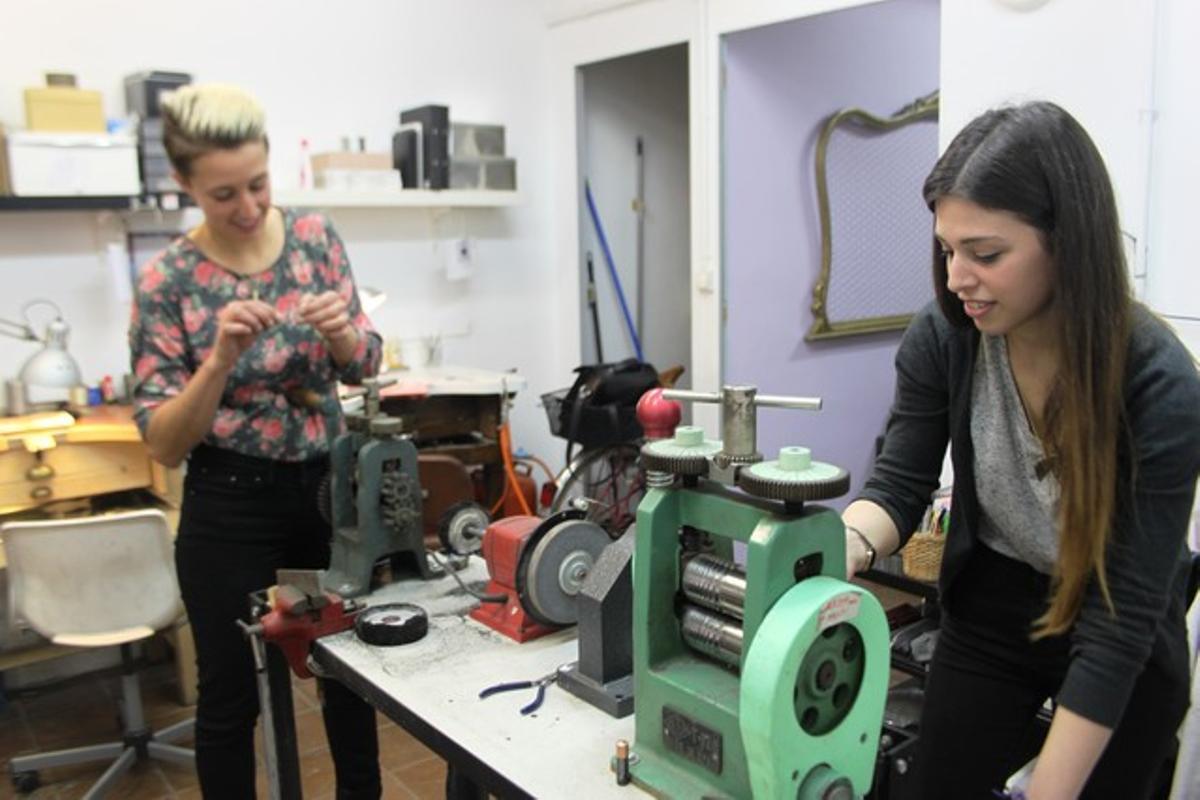 Anna Vila i Laura Sabatés treballant al seu taller del barri de Gràcia a Barcelona. Anna Vila i Laura Sabatés treballant al seu taller del barri de Gràcia a Barcelona.