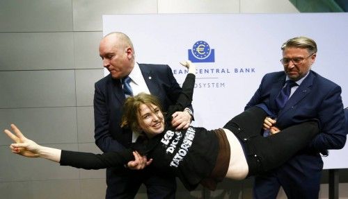 Una joven irrumpe en la rueda de prensa de Draghi