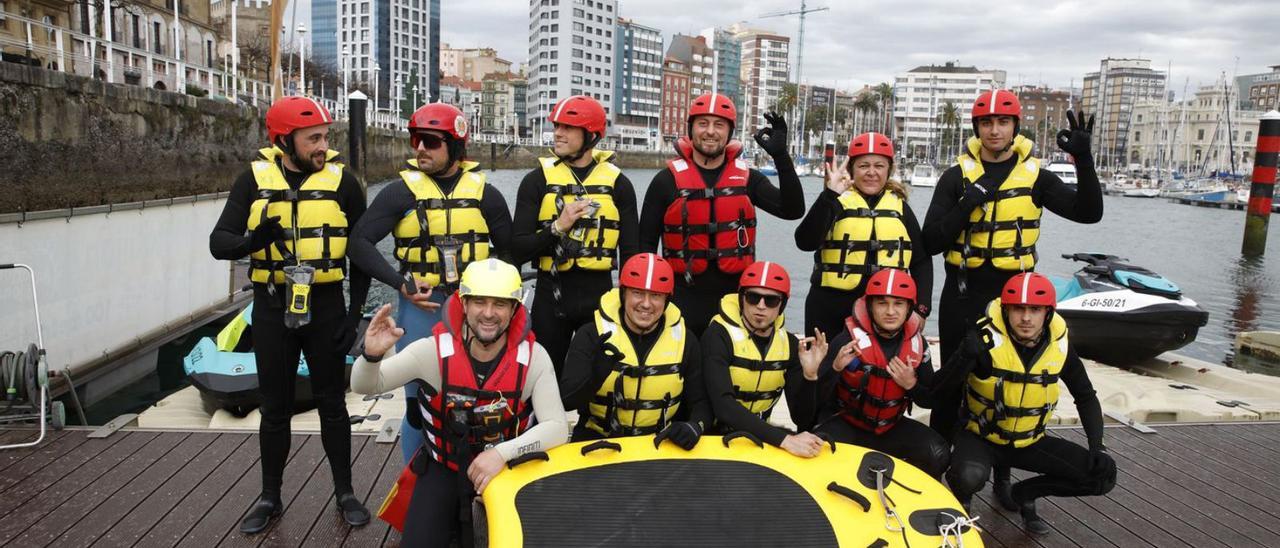 Por la izquierda, de pie, los alumnos Pedro López, Rubén Álvarez, Carlos Gutiérrez, Raúl Hernández, Mónica Sánchez y Rodrigo Fernández. Agachados, Basilio Martínez (profesor), José María Ostarriz, Alejandro Rubio, Yeray Fernández y Pablo Vallés, ayer, en el puerto deportivo.