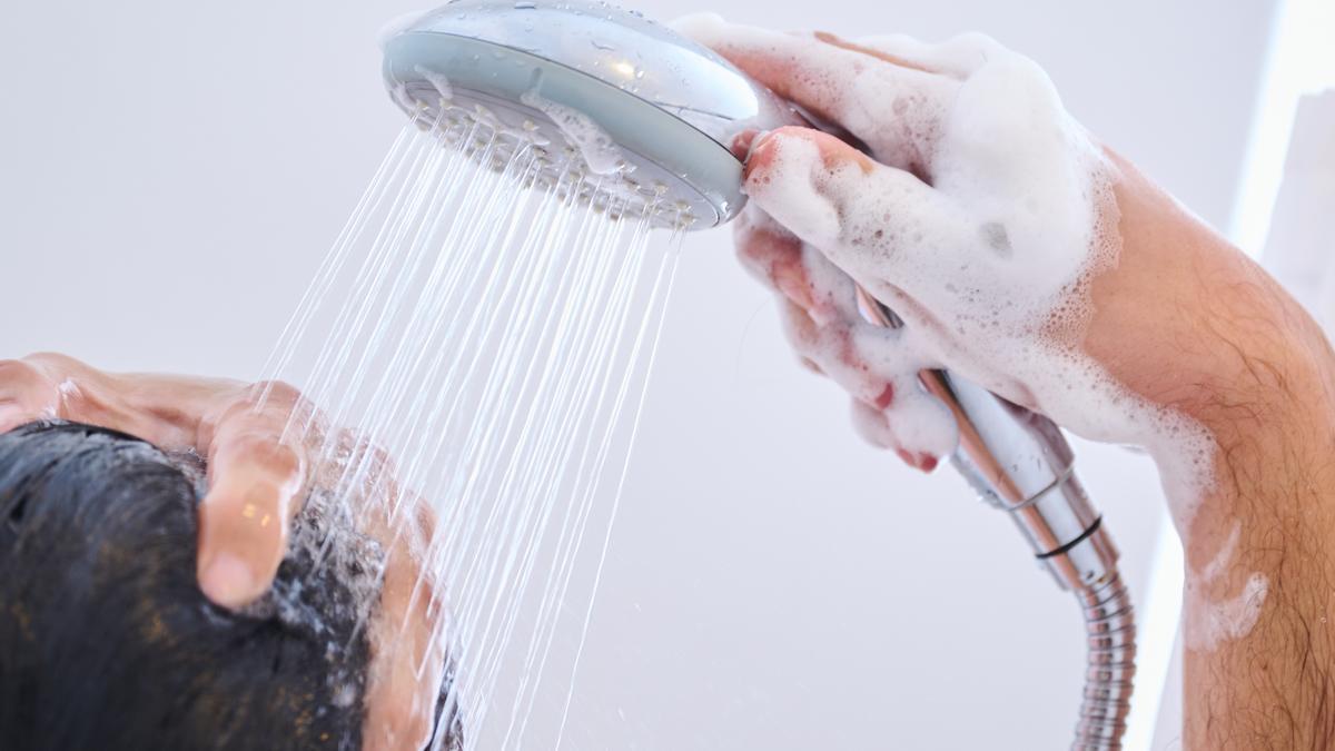 Duschen bei der Hitze ist erfrischend, doch man sollte dabei den Wasserverbrauch im Blick haben (Symbolbild).