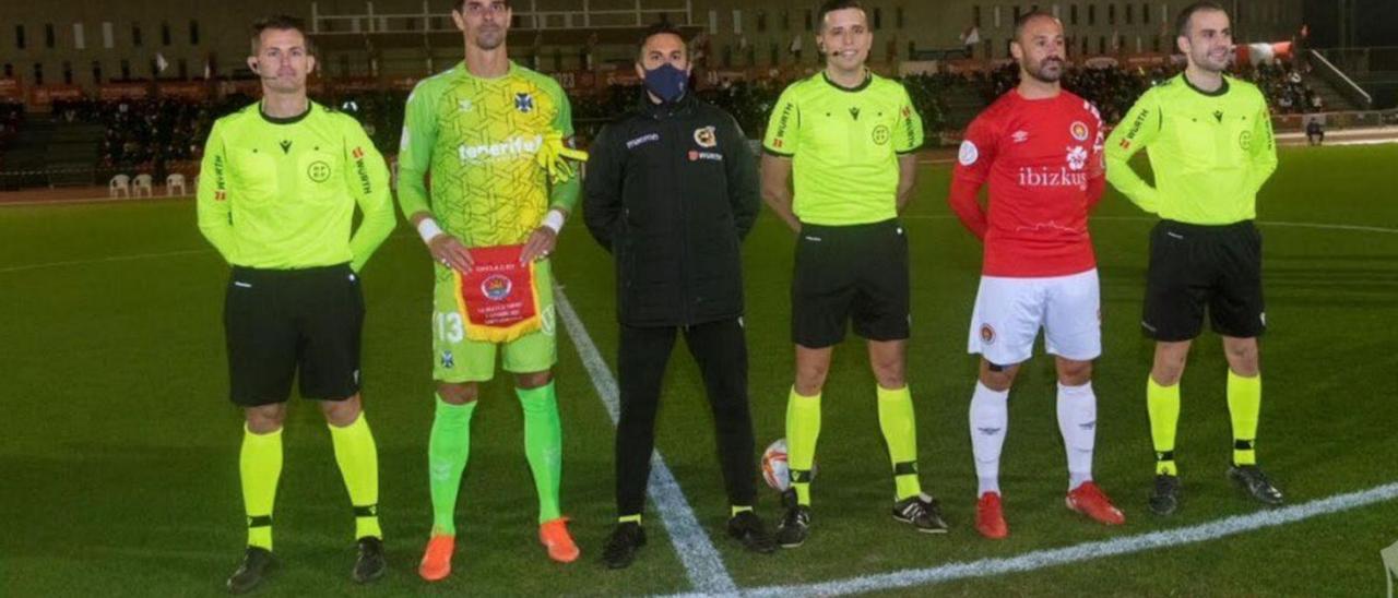 Dani Hernández, junto al capitán del CD Ibiza y el trío arbitral antes de empezar el partido copero.