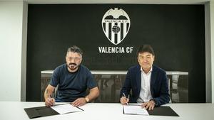 Gennaro Gattuso, estampando su firma en el contrato con el Valencia.