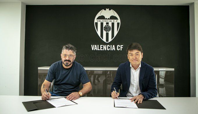 Gennaro Gattuso, estampando su firma en el contrato con el Valencia.
