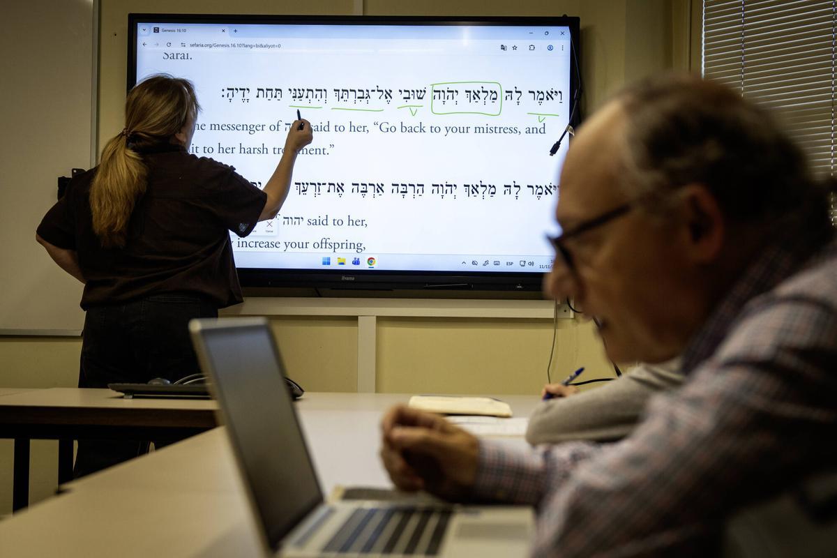 Bàrbara Virgil, de espaldas y en la pizarra, durante una clase hebreo antiguo.