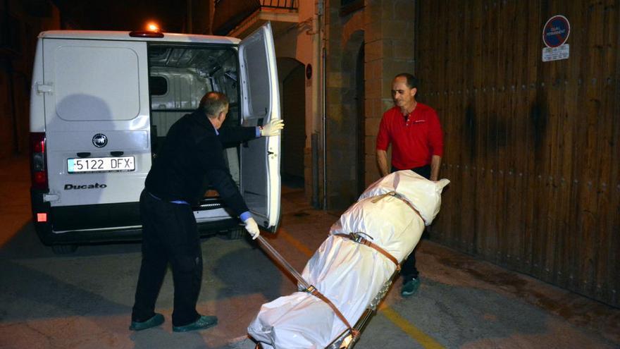 Els treballadors de la funerària s&#039;enduen el cadàver de l&#039;home