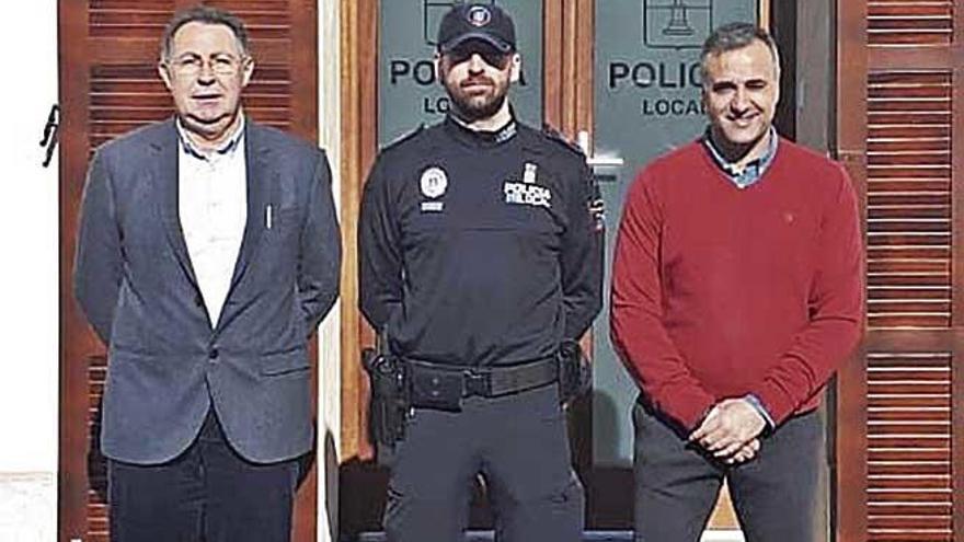 El alcalde y el teniente de alcalde con el nuevo policía de Búger.