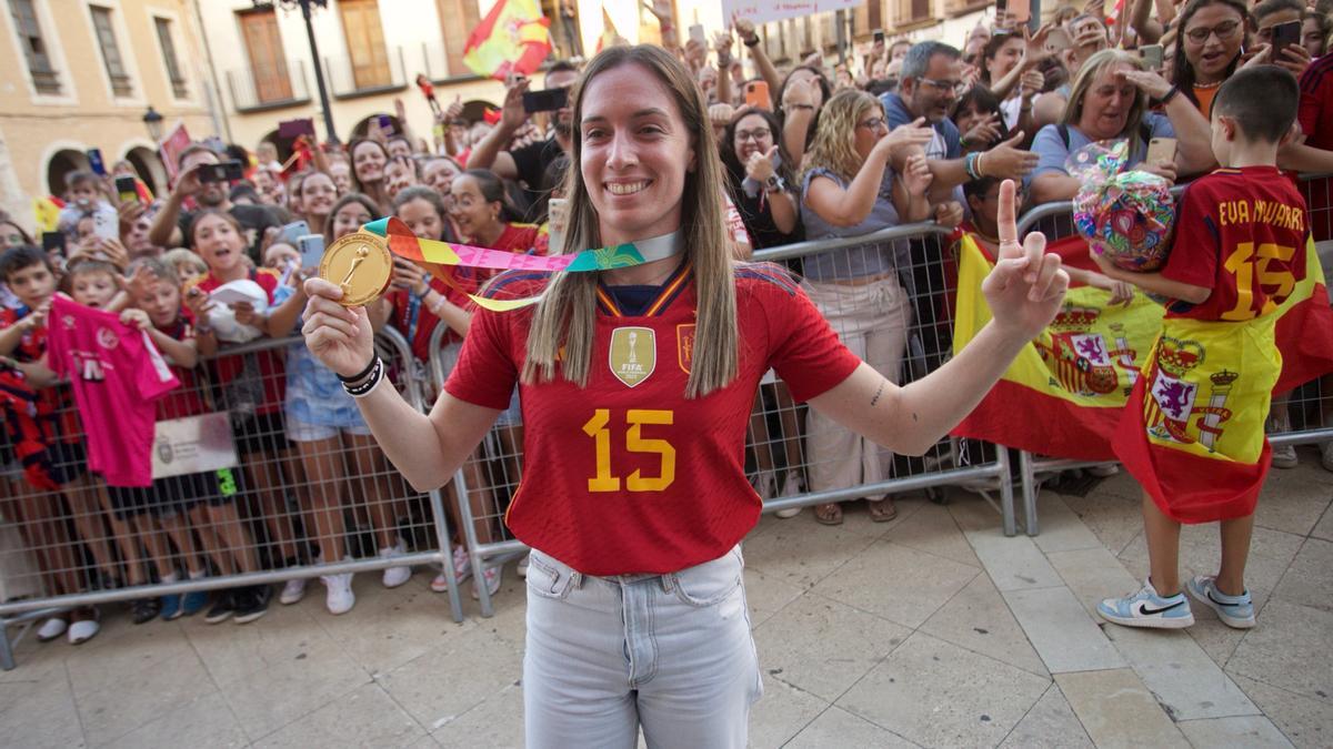 Yecla recibe a la futbolista Eva Navarro tras ganar el Mundial