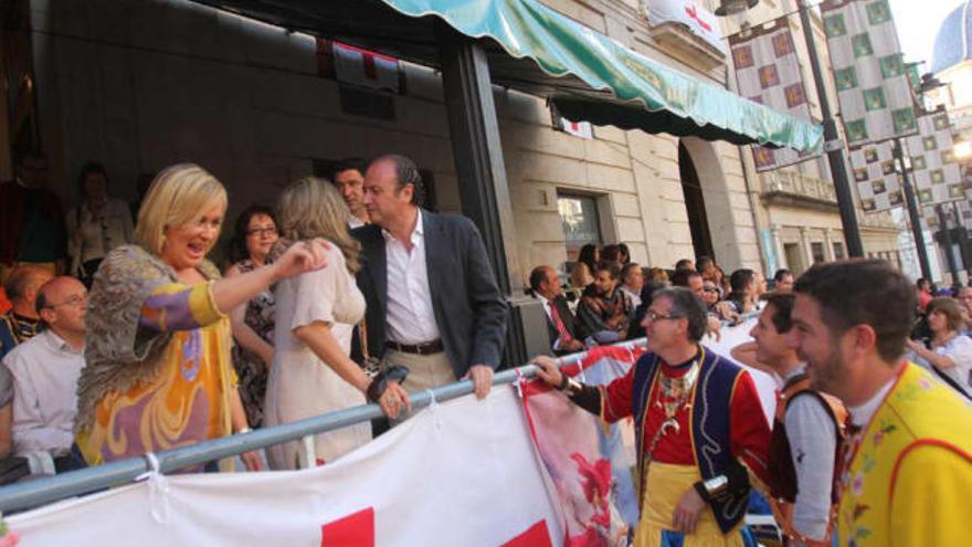 Ripoll saluda a Ferrando en las Entradas de Alcoy, junto a Belén Juste y Jorge Sedano.