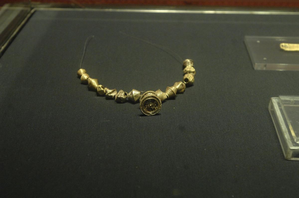 EL 'TESORO DE ELVIÑA' PIEZAS DE ORO HALLADAS EN EL CASTRO DE ELVIÑA CON JOSE MARIA LUENGO COMO DIRECTOR DEL CASTILLO DE SAN ANTON. ARQUEOLOGIA. MUSEOS. MUSEO. RESTOS ARQUEOLOGICOS. PULSERAS