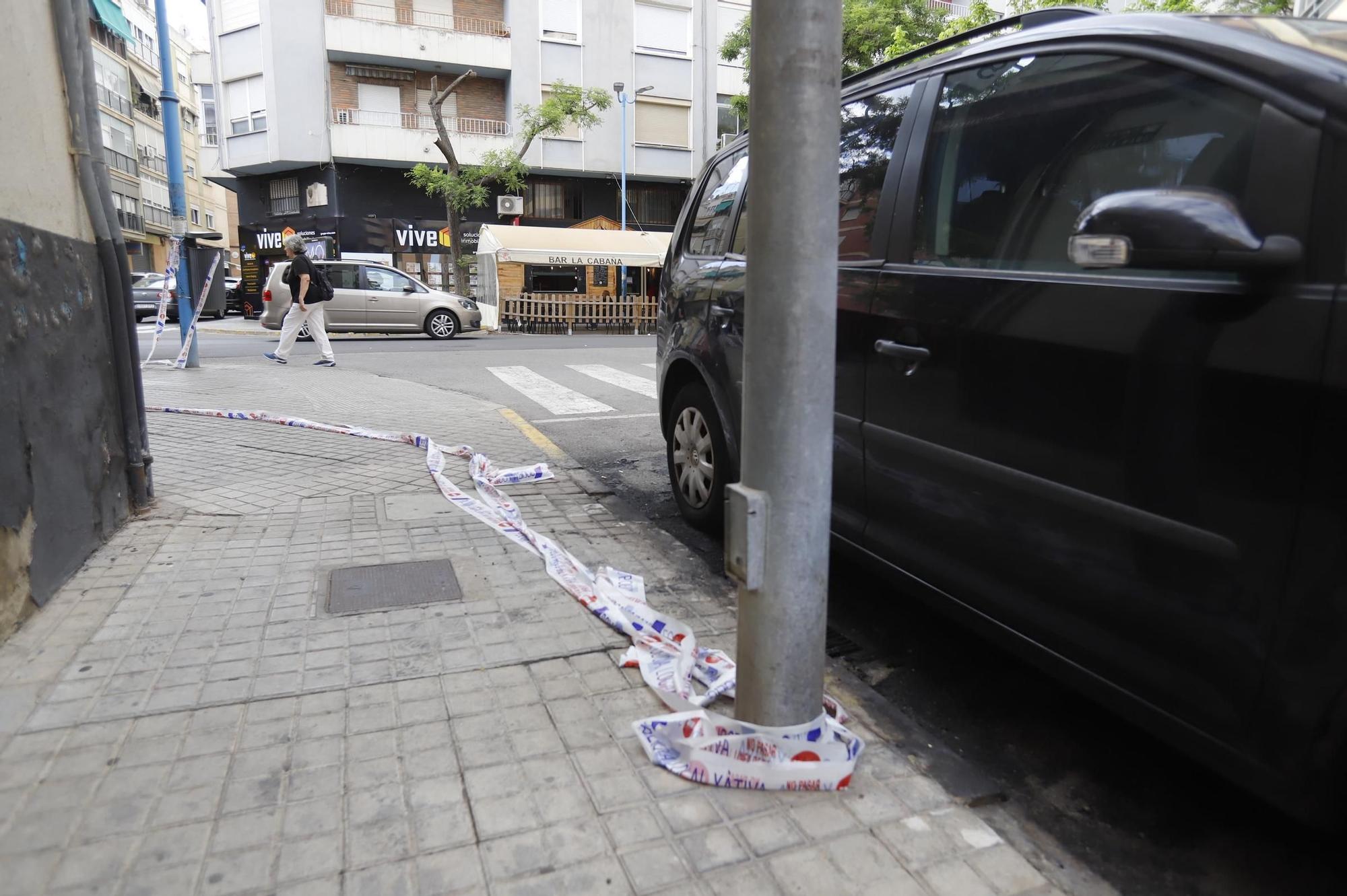 Así se incendió un coche aparcado en la calle Juan XXIII de Xàtiva