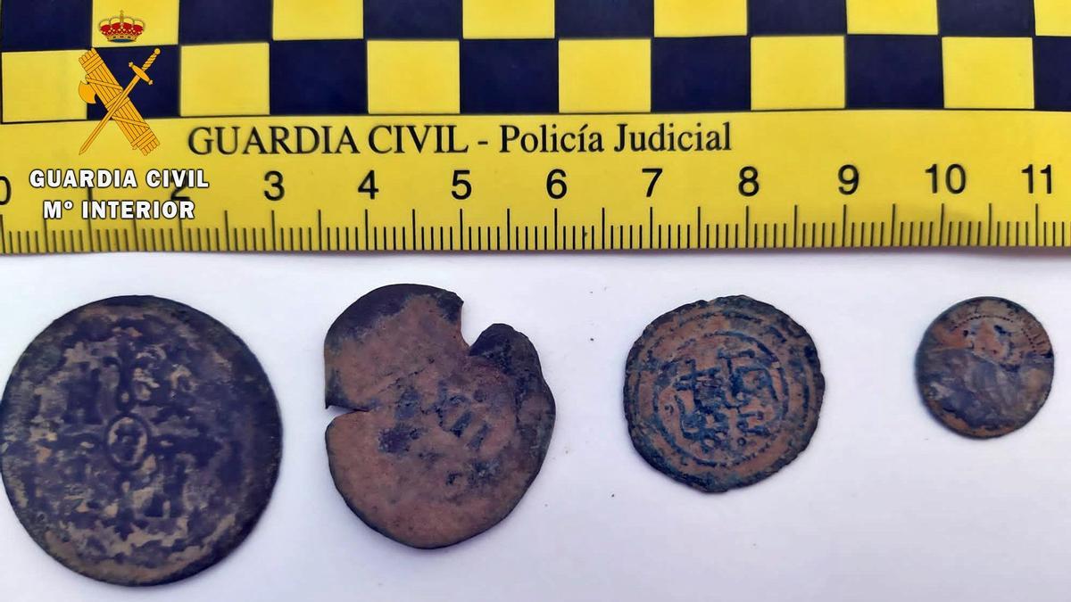 Monedas intervenidas por la Guardia Civil en Badajoz.