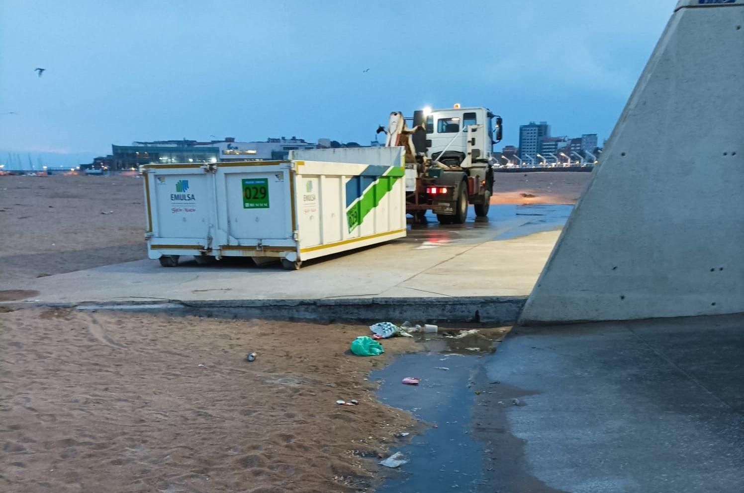 La resaca de la Noche de San Juan en Gijón: 7,4 toneladas de basura recogida (en imágenes)
