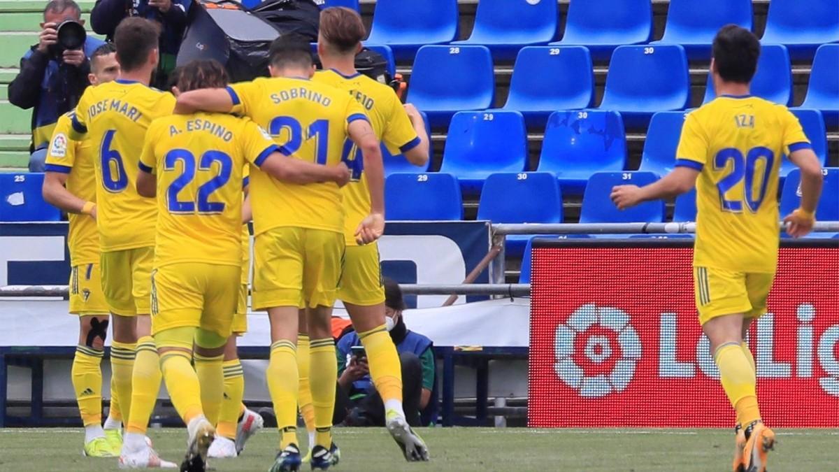 Los jugadores del Cadiz celebrando el gol en propia de Timor