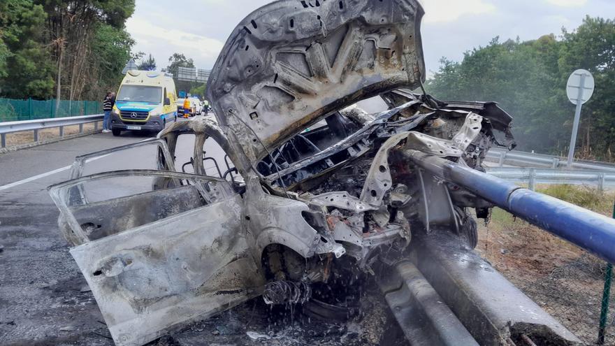 Siete personas heridas tras arder un vehículo que circulaba por la AP-9 en Tui