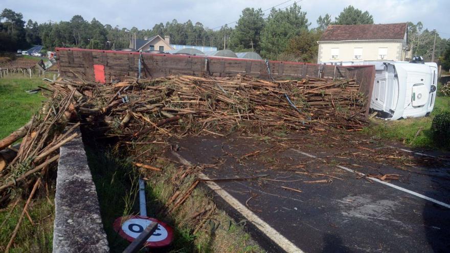 Vuelca un camión cargado de madera en Lobeira