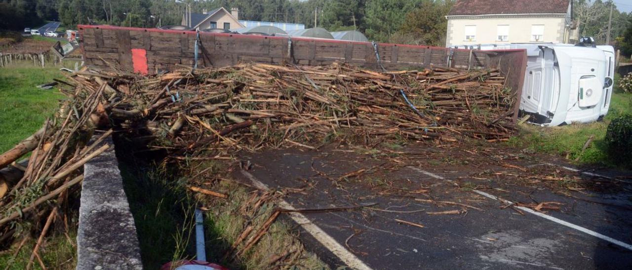 La carga del camión quedó sobre la carretera de Lobeira.