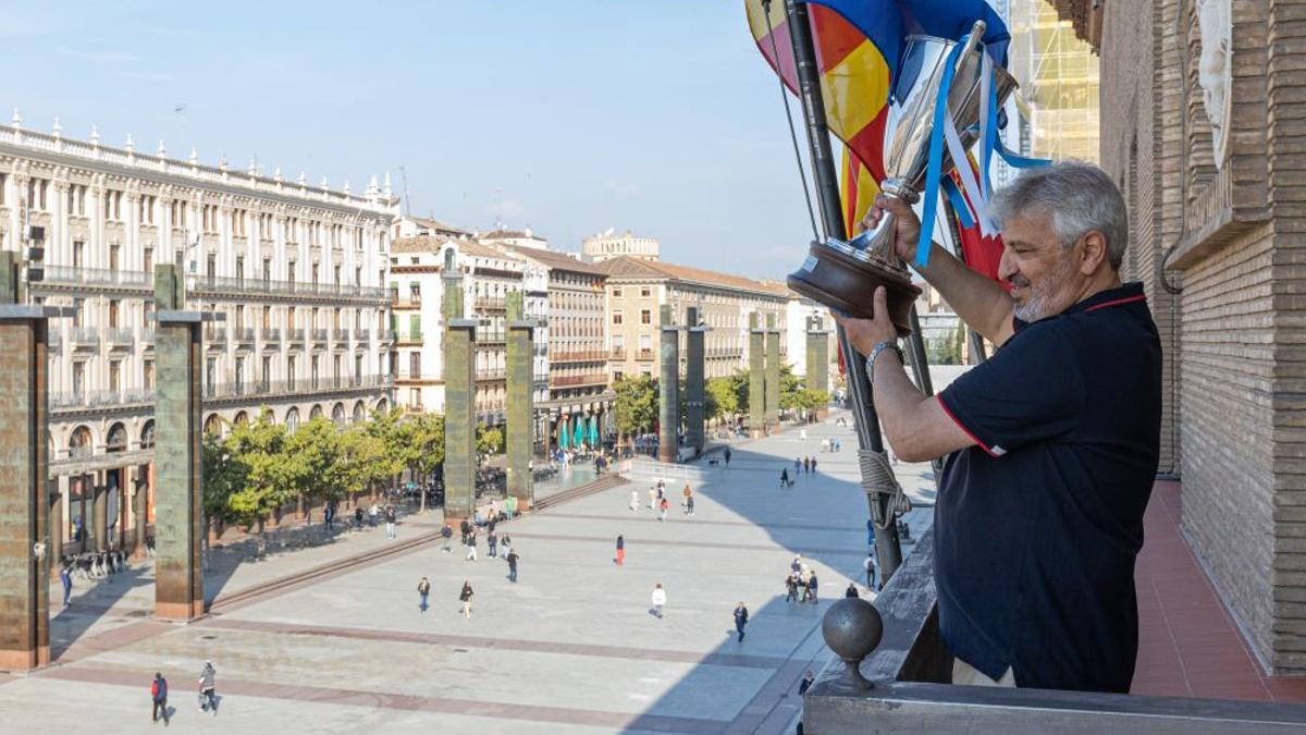 Nayim muestra el trofeo en el balcón del ayuntamiento a la plaza del Pilar, como en la celebración de la Recopa.