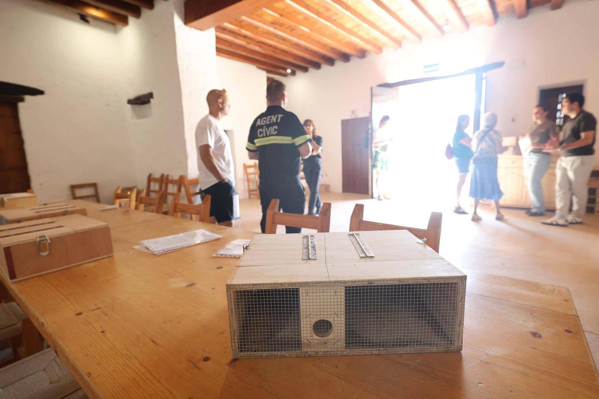 Entrega de trampas de serpientes en Can Tomeu