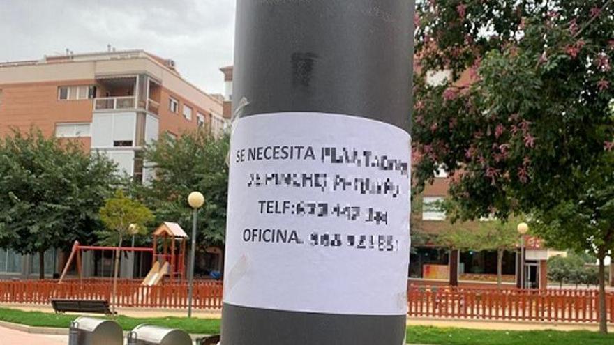 Denuncian en Lorca a una empresa por colocar carteles en las farolas