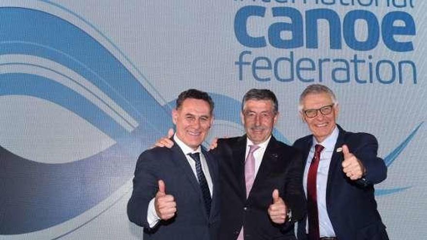 Por la izquierda, Román Mangas, Perurena y Jean Michel Prono, presidente del comité de slalom de la ICF, el sábado en Barcelona.