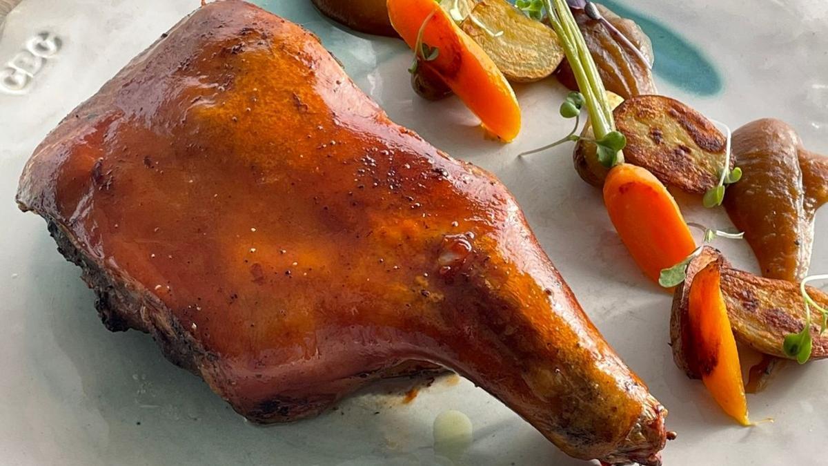 El cochinillo con jugo de rustido y compota de manzana del restaurante Casanova Beach Club (Castelldefels).