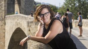 Nuri Rodríguez, en el puente románico de Besalú.