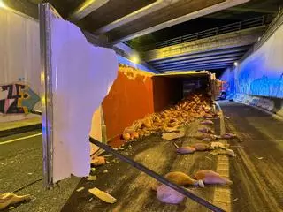 Vídeo | Un camió bolca i escampa 30 tones de pernils a Madrid