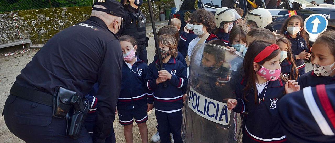 Los policías vilagarcianos visitaron ayer a los alumnos de Infantil del colegio Filipense.  | // NOÉ PARGA