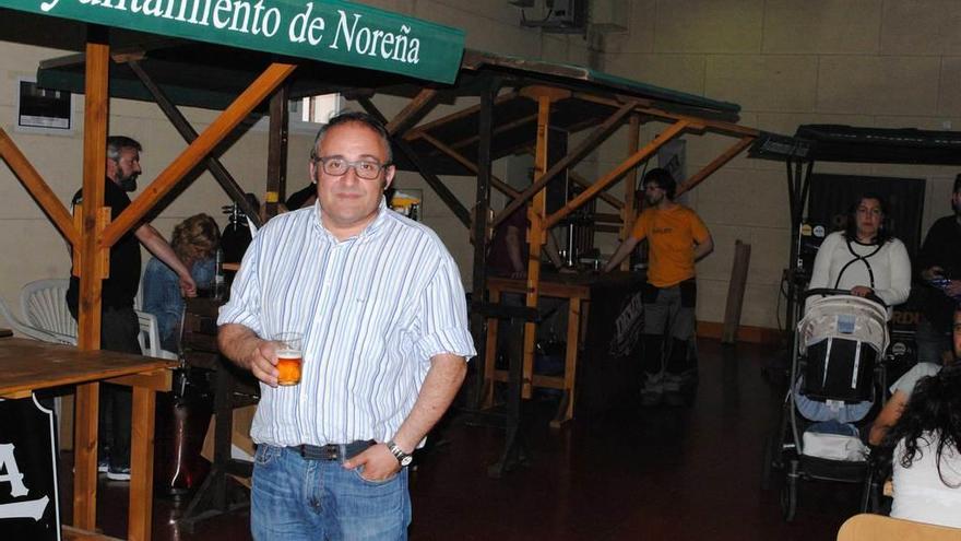 Olegario Díaz, con una cerveza, momentos antes del pregón.