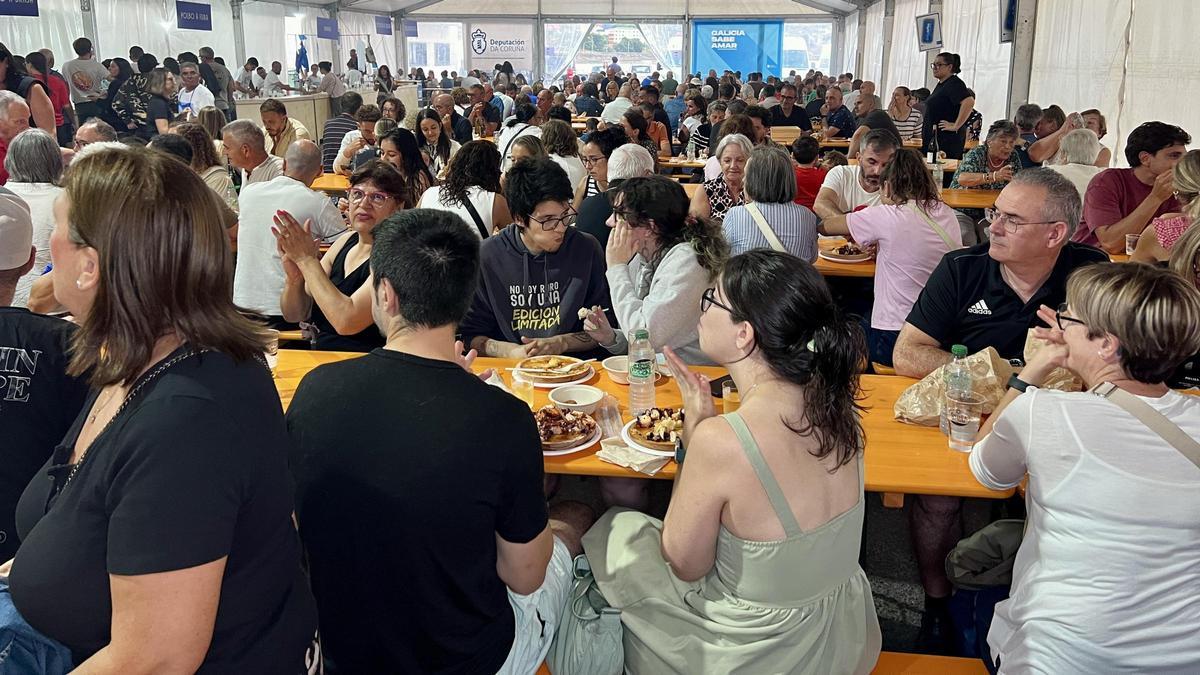 Los comensales llenaron la carpa instalada en el puerto de Corcubión.