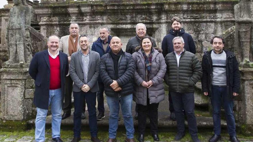 Los alcaldes del área coruñesa, ayer, a las puertas del pazo de Mariñán.