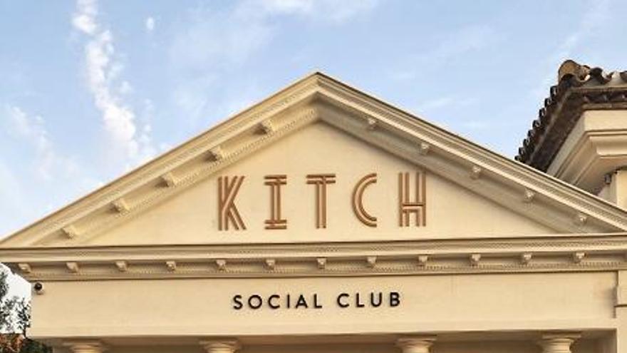 El club social privado Kitch traslada hasta Marbella la tradición de los clubes privados londinenses, donde destaca la exclusividad.Entrada del club social privado Kitch.