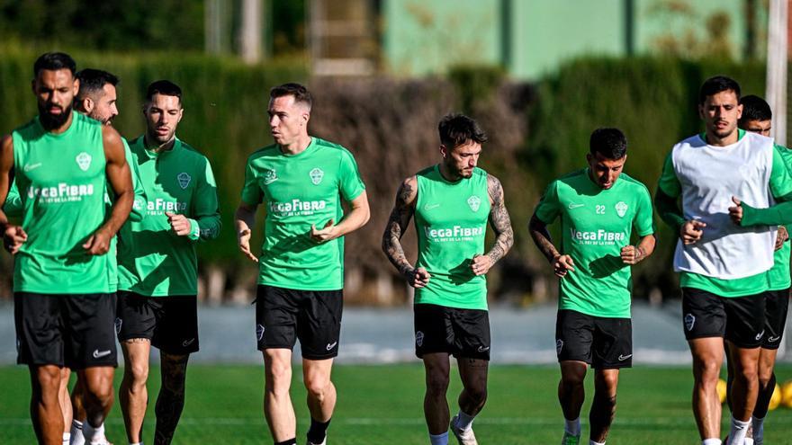 Entrenamiento del Elche para preparar el próximo partido ante el Real Oviedo. | JESÚS HERNÁNDEZ / ECF