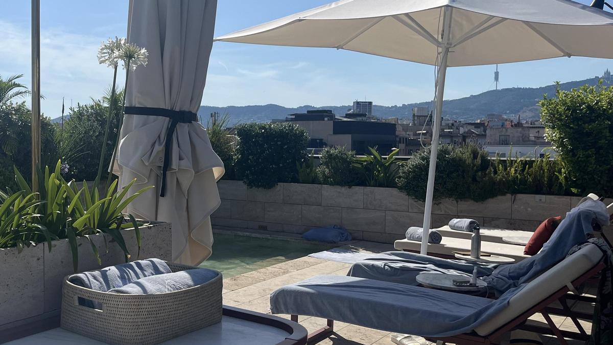 Hamacas de una terraza de hotel.