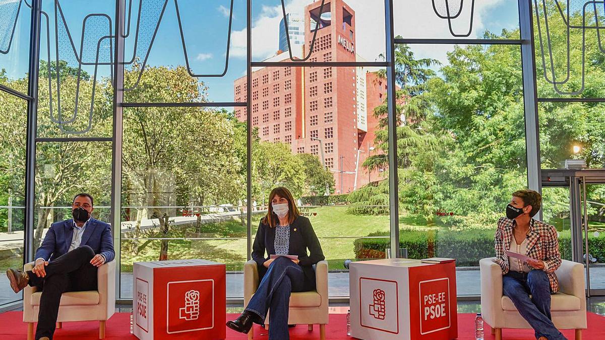 Por la izquierda, Adrián Barbón, Idoia Mendía y María Chivite, ayer, en Bilbao.