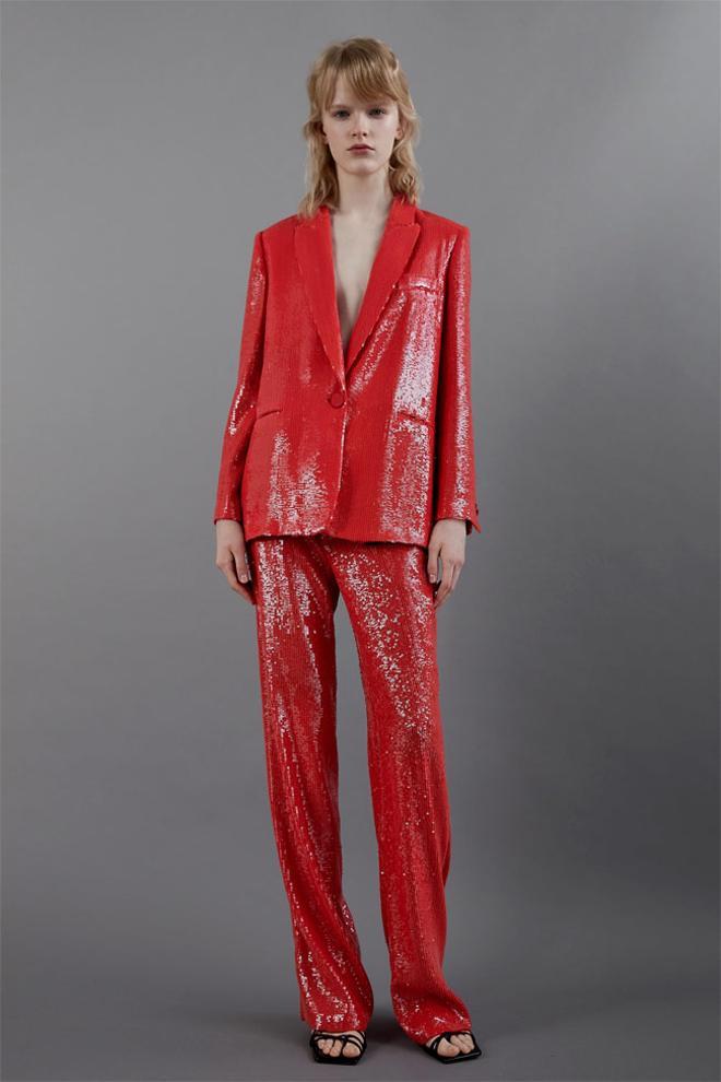 Traje de chaqueta y pantalón de lentejuelas rojas, de Zara
