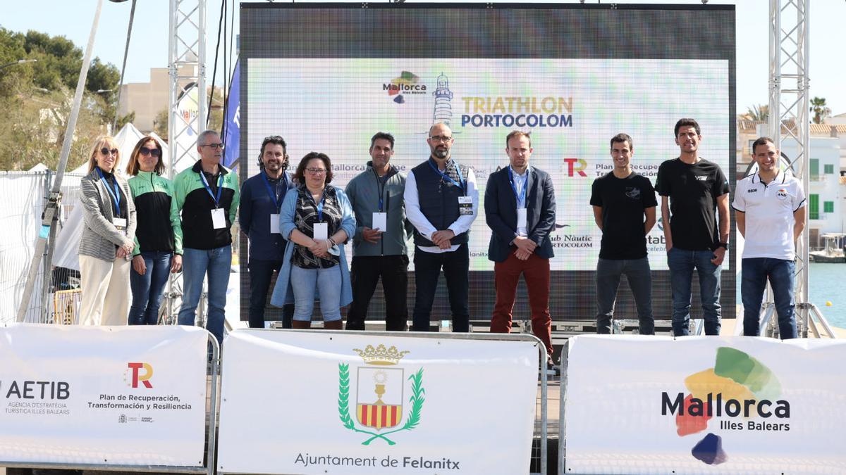 Los organizadores posan durante la presentación.